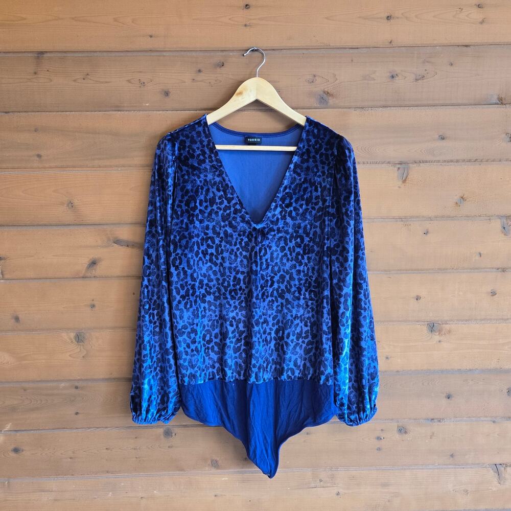 Torrid Blue Leopard Bodysuit Velvet Long Sleeve 3X Vneck Balloon Sleeve Top - Picture 2 of 6